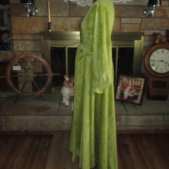 Catherine D'Lish Robe - Picture 5 of 10